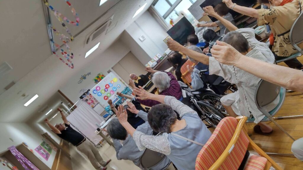 大阪吹田市のグループホームでのボランティア・マジックショー。ウクレレの曲で、みなさん、背伸びを楽しんでいます。