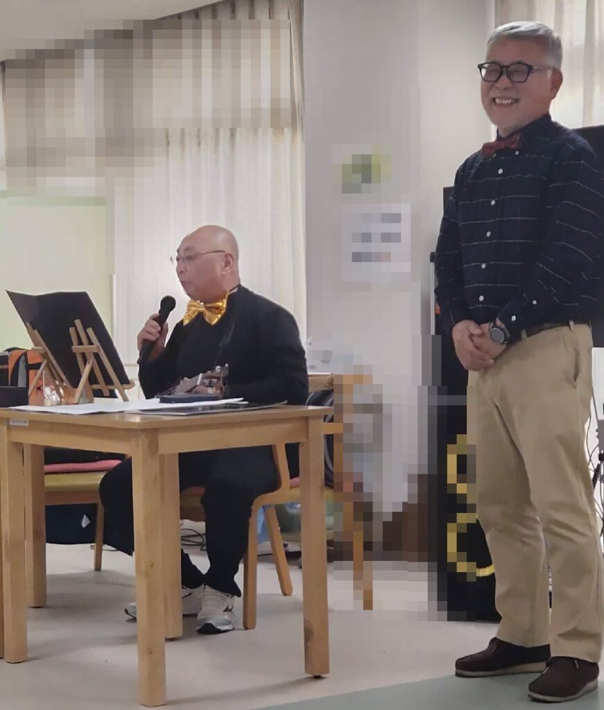 大阪城東区の老人施設でのボランティア・マジックショー。みなさん、ウクレレ演奏や替え歌で、大盛り上がりでした。