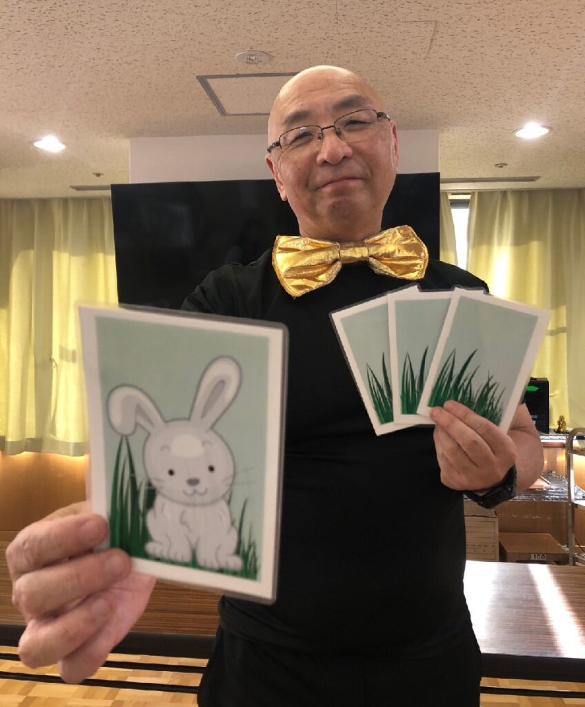 うさぎちゃんがどこに隠れているかを当てるゲームのようなマジックです。最後には笑ってしまうオチが・・・