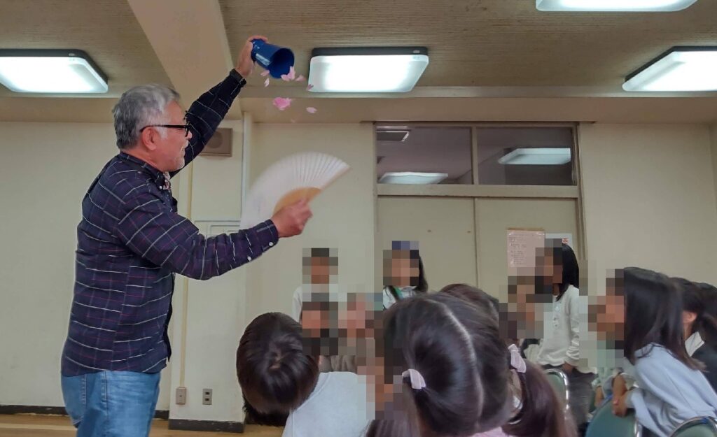 大阪吹田市の放課後スペースでのボランティア・マジックショー。紙うどんというマジックの最後の見せ場、桜吹雪です。