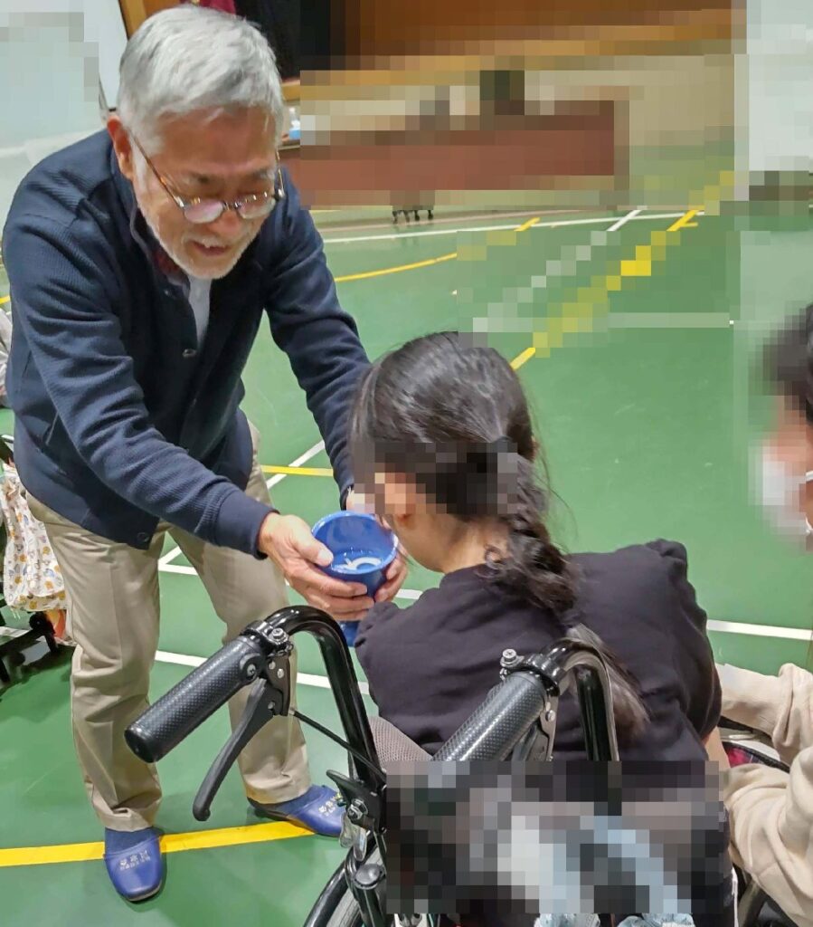 大阪府立茨木支援学校小学部でのボランティア・マジックショー。うどんのマジックで、本物のうどんが器に入っているのを確かめてもらっているところです。