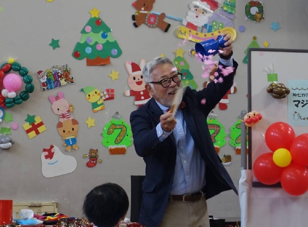 大阪西区の子どもプラザでのボランティア・マジックショー。紙うどんというマジックの最後に桜吹雪を散らしているところです。