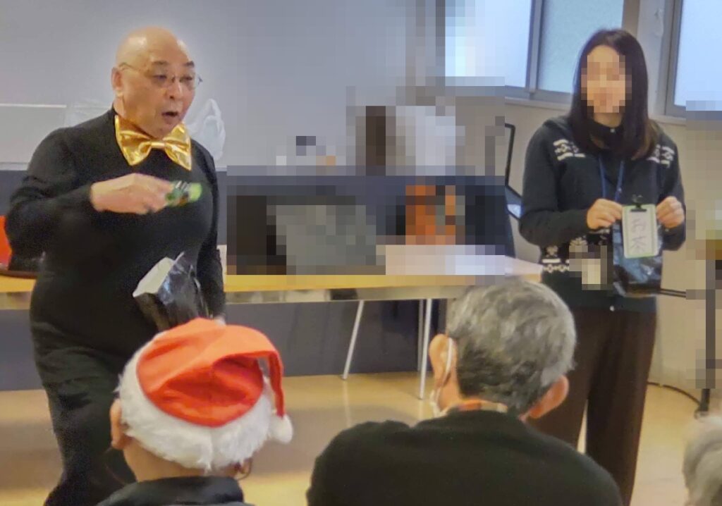 大阪市都島区の自治会でのボランティア・マジックショー。お茶とコーヒーを一瞬で入れ替えるマジックをしています。