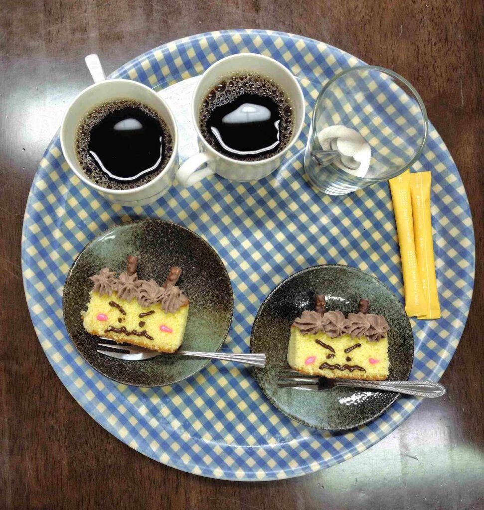 大阪都島区の老人施設でのボランティア・マジックショーの後、出していただいたケーキとコーヒー。この日はまめまきの日だったので、かわいい鬼のケーキを出していただきました。