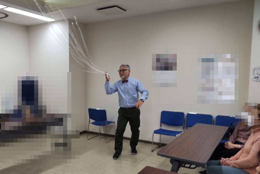 大阪市西区の九条会館でのボランティア・マジックショーとマジック教室をしました。蜘蛛の糸を投げるマジックです。