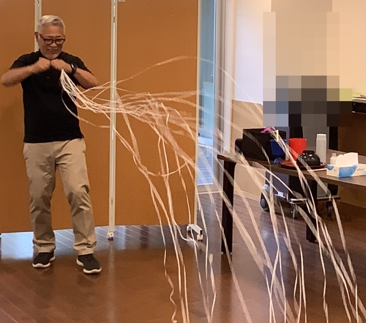 大阪の老人施設でのボランティア・マジックショー。ちぎったティッシュが蜘蛛の糸になって飛んでいくマジックです。