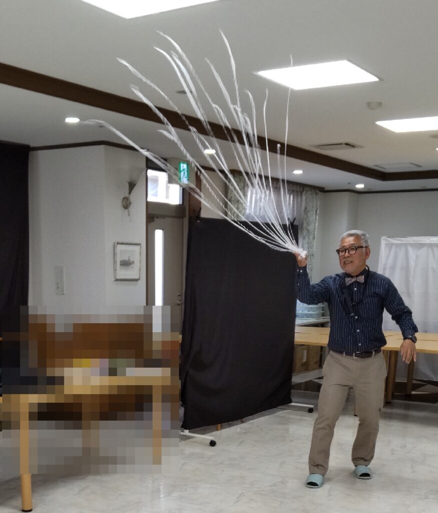 大阪の老人施設でのボランティア・マジックショー。ちぎったティッシュが蜘蛛の糸になって飛んでいくマジックです。