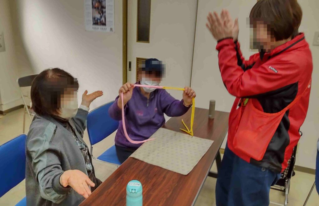 大阪市西区の九条会館でのボランティア・マジックショーとマジック教室をしました。クロスロープのマジックが見事に決まって、拍手喝さい。