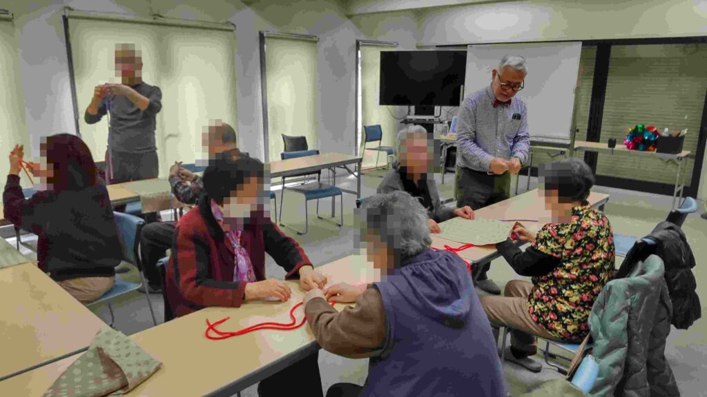 大阪市西区の靭会館でのボランティア・マジック教室。クロスロープというマジックを教えました。みなさん、熱心に練習されています。