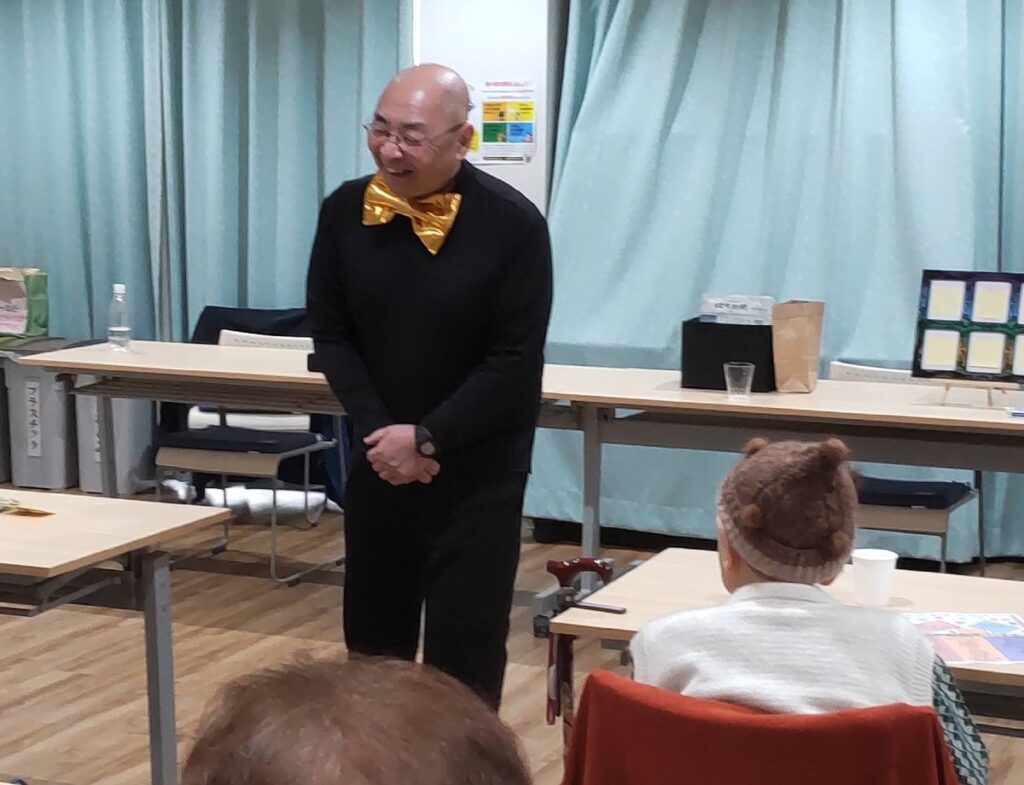 大阪西船場の老人会館で、マジックを楽しく見るためのコツを話しています。