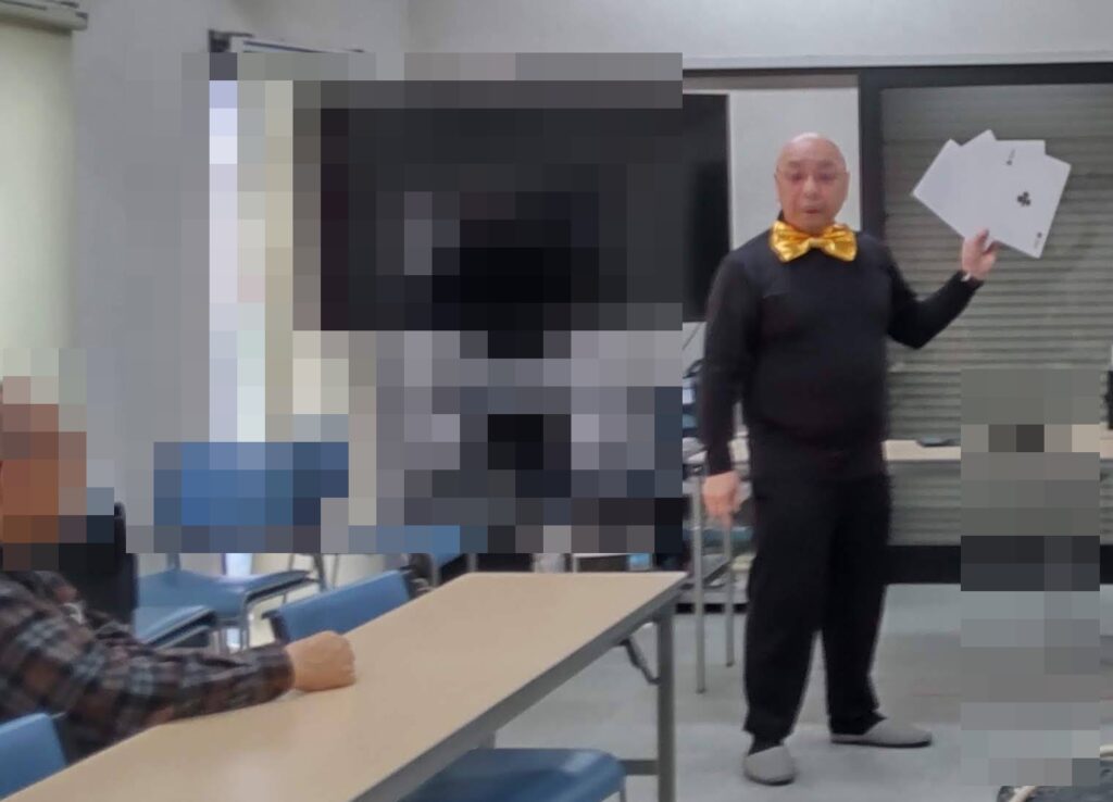 大阪市西区の靭会館でのボランティア・マジックショー。。サイドウォークシャッフルというマジックを披露しています。