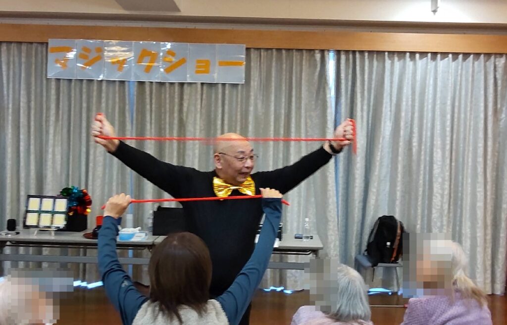 大阪守口市の老人ホームでのボランティア・マジックショー。みなさん、三本ロープのマジックをご覧になって、大盛り上がりでした。