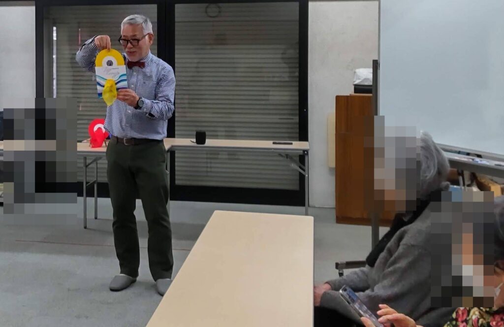 大阪市西区の靭会館でのボランティア・マジックショー。。シルクセレナーデというマジックを披露しています。