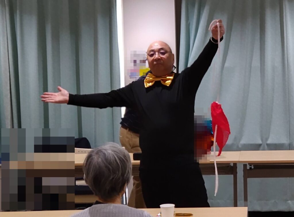 何にもないところから、突然シルクがあらわれて、ビックリするマジックです。