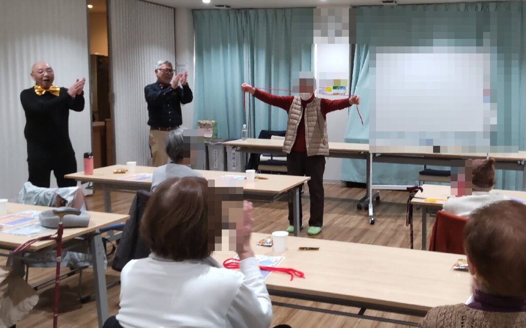 大阪西船場の老人会館で、消える蝶々結びのマジックの発表をしているところです。