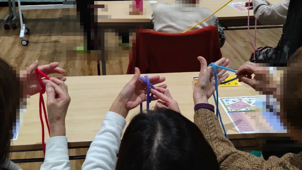 大阪西船場の老人会館で、消える蝶々結びのマジックの練習をしているところです。