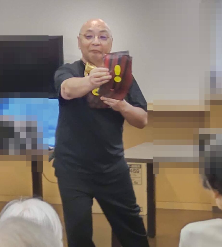 大阪の老人施設でのボランティア・マジックショー。わけのわからないひらがなをどんどん見せていき、最後は、驚きのオチになるマジックです。