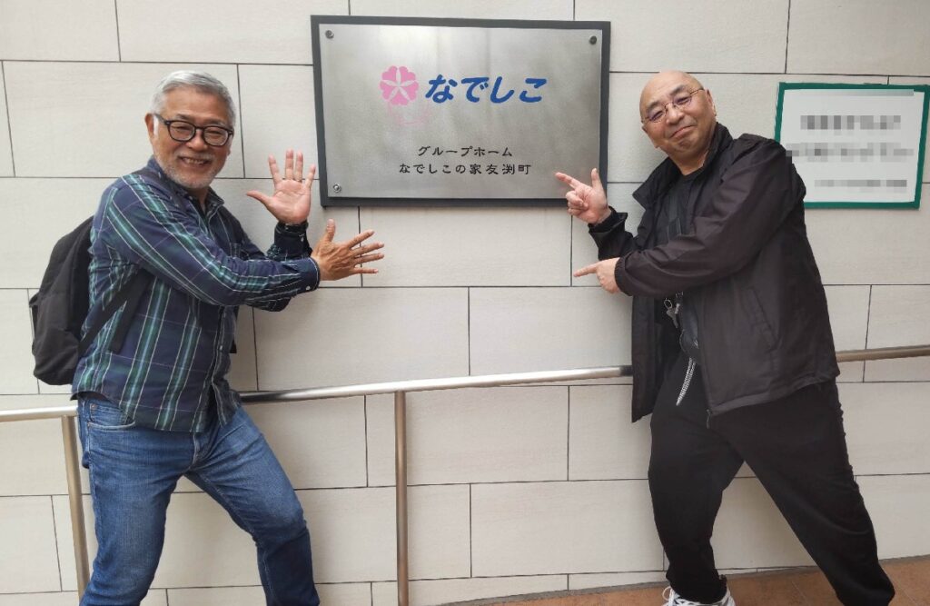 大阪の都島区のグループホームで、ピカリンとひげ親父のマジックショーを開催しました。みなさん、大盛り上がりでした。