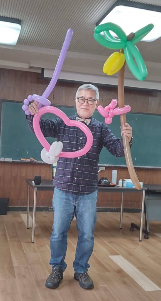 大阪吹田市の放課後スペースでのボランティア・マジックショー。お子さん達の目の前でバルアートを作るパフォーマンスをしました。