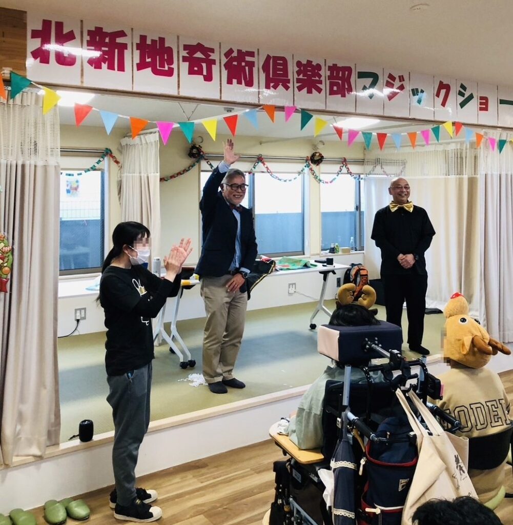 大阪守口市の障碍者施設でのボランティア・マジックショー。マジックを楽しむためのコツを話しているところ。