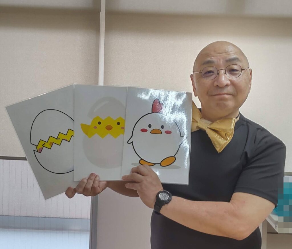 三枚のカードの中で、ひよこちゃんがどこにいるのかを当てるゲームのようなマジックです。