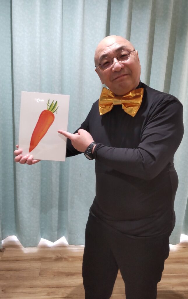 ピカリンは、絵のニンジンを食べてしまいます。そうすると、食べかけのニンジンに・・・そのあと、ピカリンの怪しい動きに子どもたちが気づいて、大騒ぎに・・・子どもたちが盛り上がるマジックです。