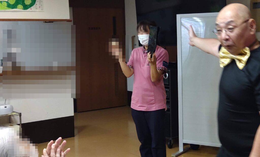 大阪都島区のデイサービスでのボランティア・マジックショー。ピカリンは、袋の中のお菓子が別のお菓子に変わってしまうマジックを披露。みんな、ビックリ仰天でした。