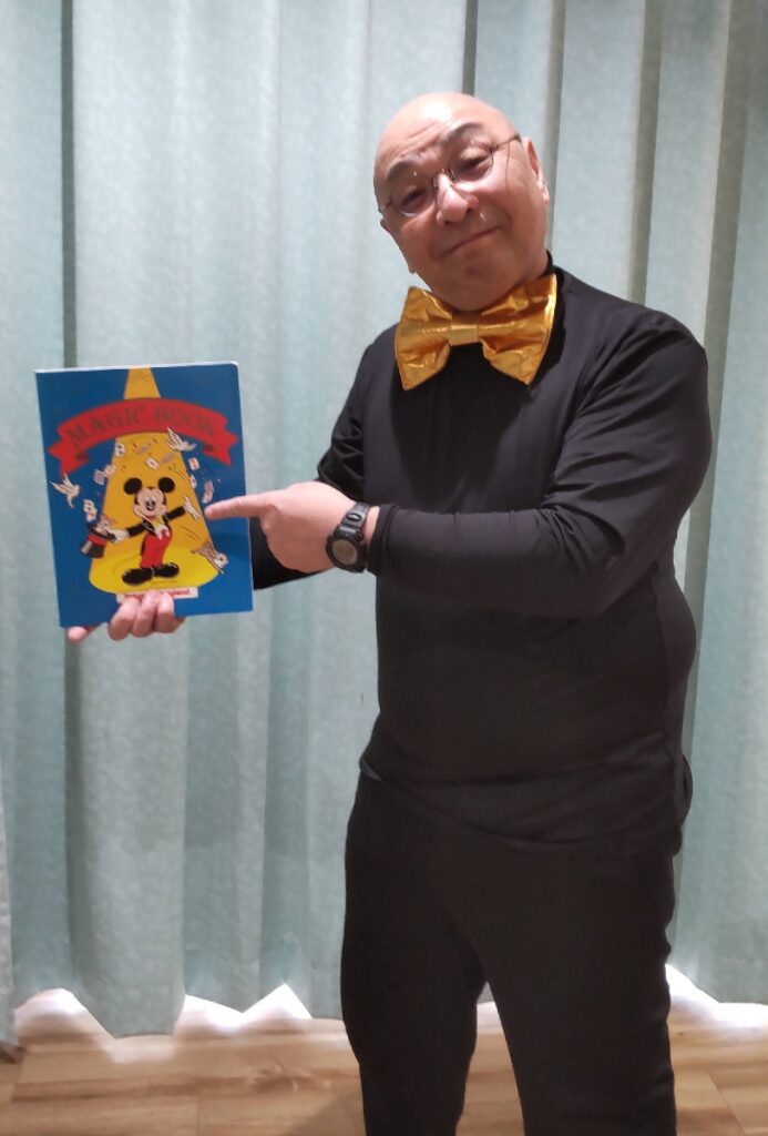 子どもたちと一緒に、マジックの力で、絵本に色をつけて遊ぶマジックです。大変盛り上がります。