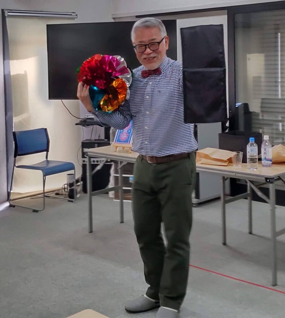 大阪市西区の靭会館でのボランティア・マジックショー。。水が次から次へと変化して最後にくす玉が出てくるマジックを披露しています。