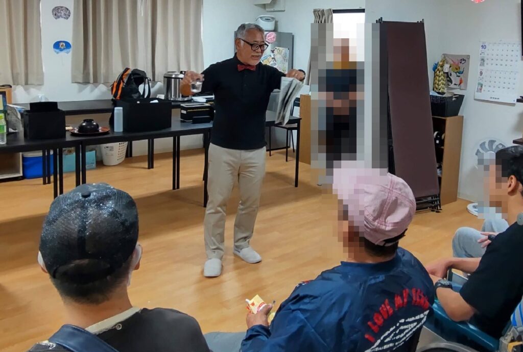 大阪生野区の障碍者施設でのボランティア・マジックショー。新聞紙の中に水を入れていきます。その後、不思議なことが次から次へと起こるマジックです。