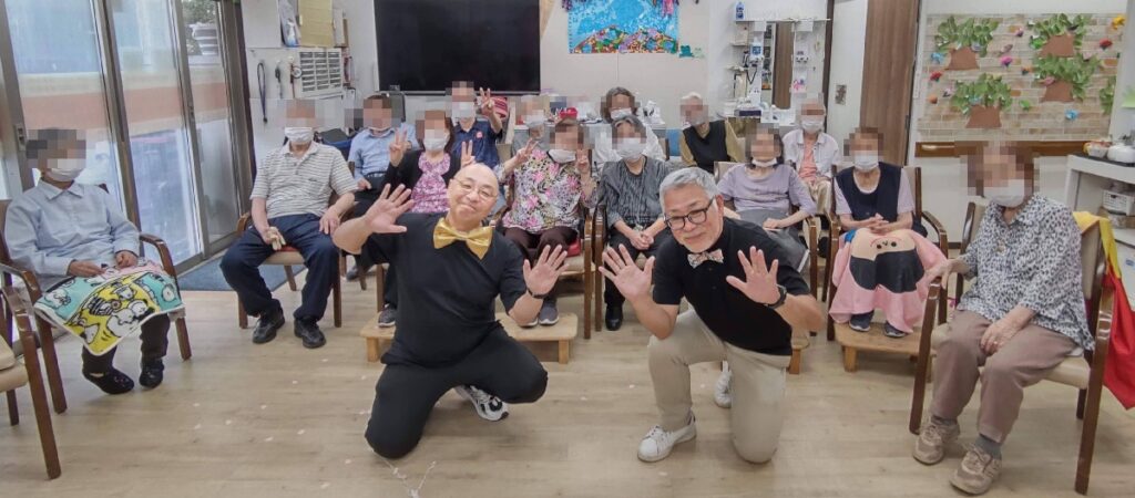 大阪都島区の老人施設でのボランティア・マジックショー。一緒に記念撮影。