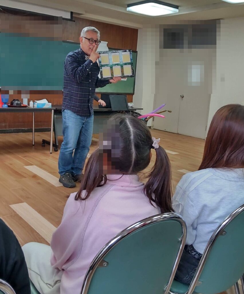 大阪吹田市の放課後スペースでのボランティア・マジックショー。予言の黒板というマジックです。