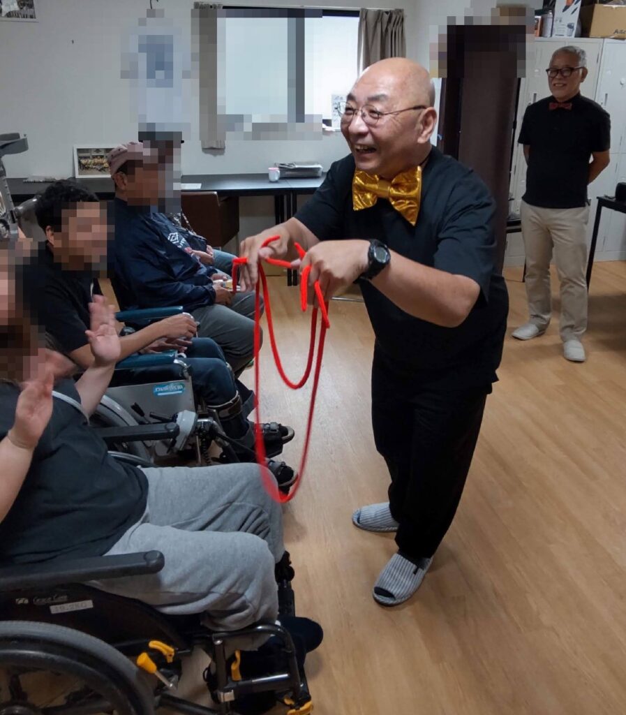 大阪の老人施設でのボランティア・マジックショー。三本のロープがどんどん変化するマジックです。たくさんの驚きと笑いのあるマジックです。