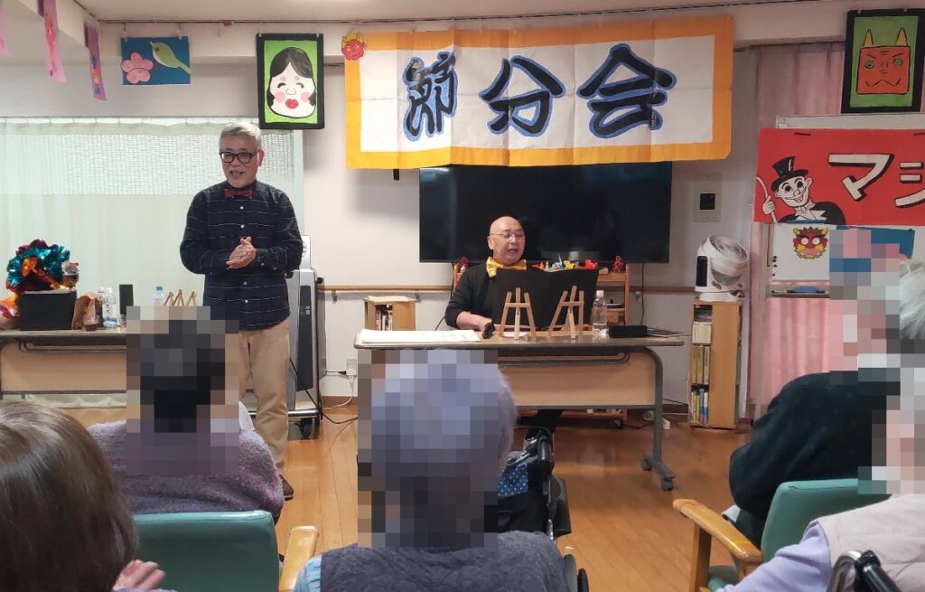 大阪都島区の老人施設でのボランティア・マジックショー。ウクレレで、なつかしい曲を歌ってます。