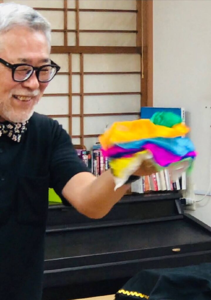 大阪の老人施設でのボランティア・マジックショー。ファンテンエッグというマジックです。