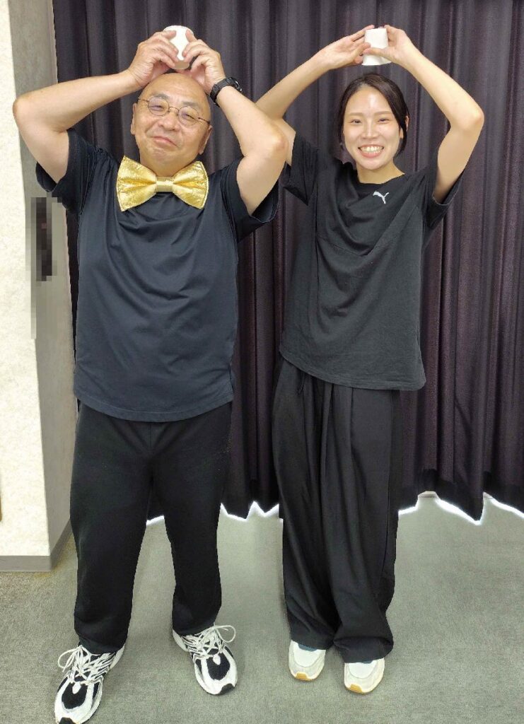 大阪都島区の社会福祉協議会のイベントでのボランティア・マジックショー。頭の上のカップの水がいつのまにか消えてしまうマジックです。