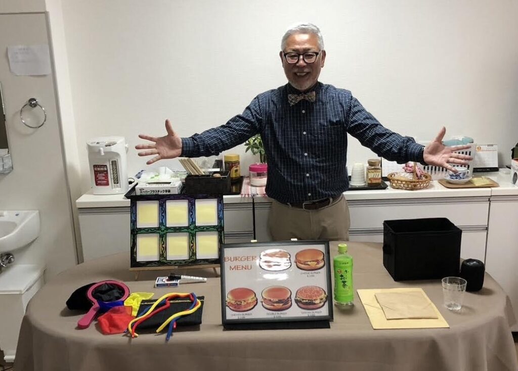 大阪の老人施設でのボランティア・マジックショー。マジック道具の紹介です。