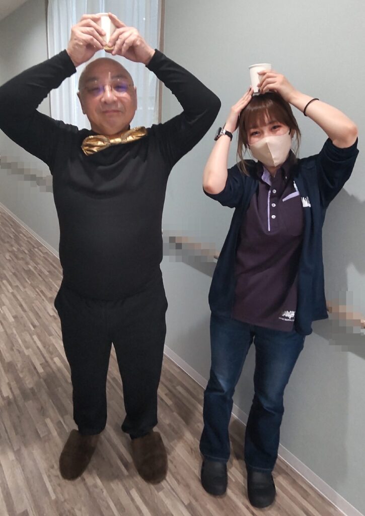 大阪の老人施設でのボランティア・マジックショー。頭の上のカップの水がいつのまにか消えてしまうマジックです。