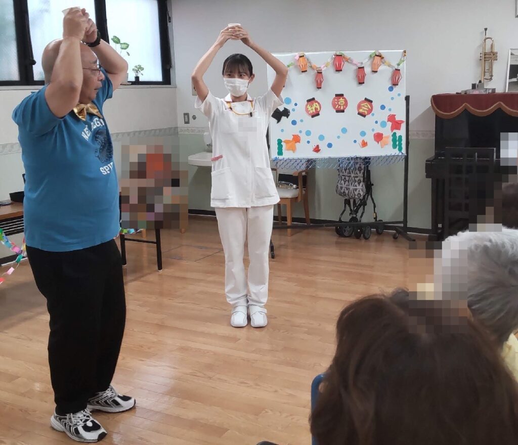 大阪の病院でのボランティア・マジックショー。頭の上のカップの水がいつのまにか消えてしまうマジックです。