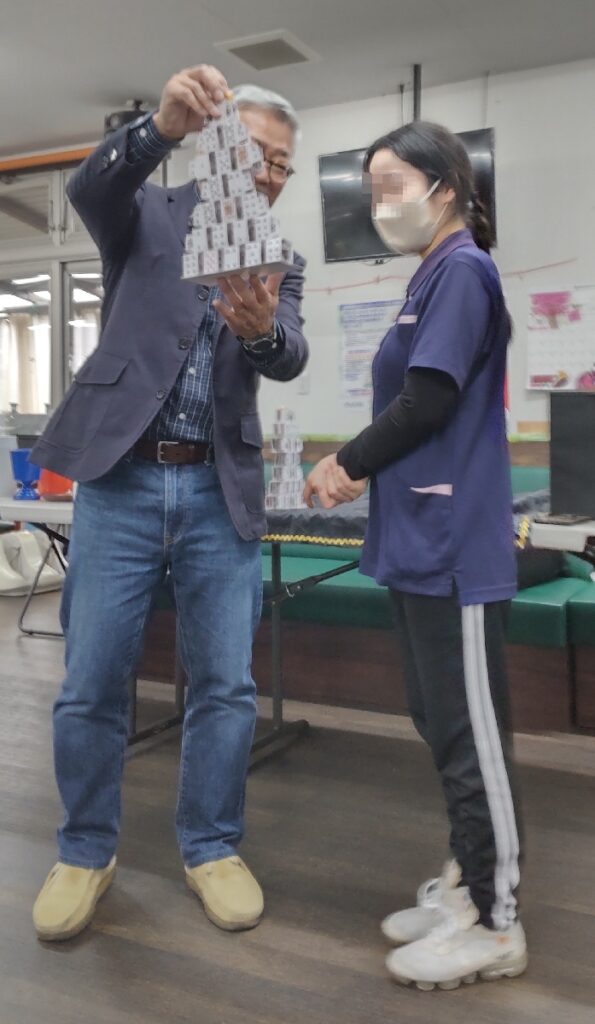 大阪都島区の老人施設でのボランティア・マジックショー。カードが山のようになるマジックです。