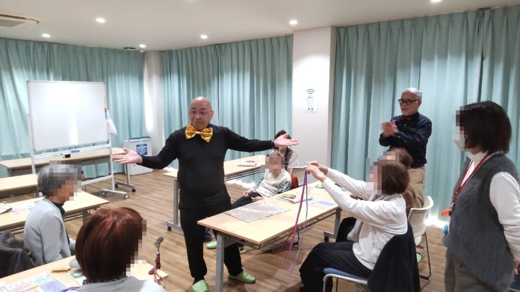 西船場の老人会館で、クロスロープというマジックの説明をしているところです。