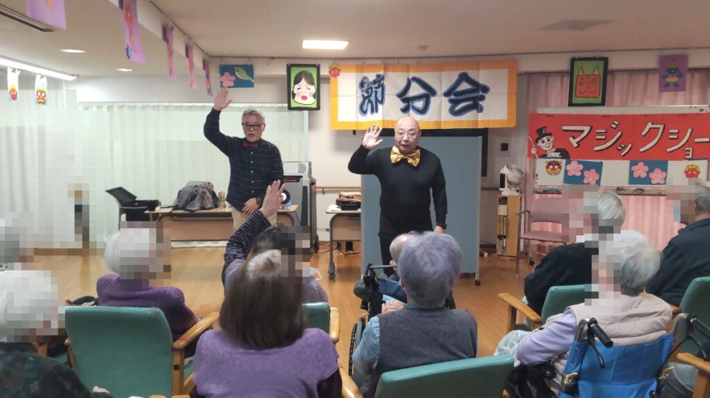 大阪の老人施設でのボランティア・マジックショー。マジックを楽しむためのコツを話しているところ。