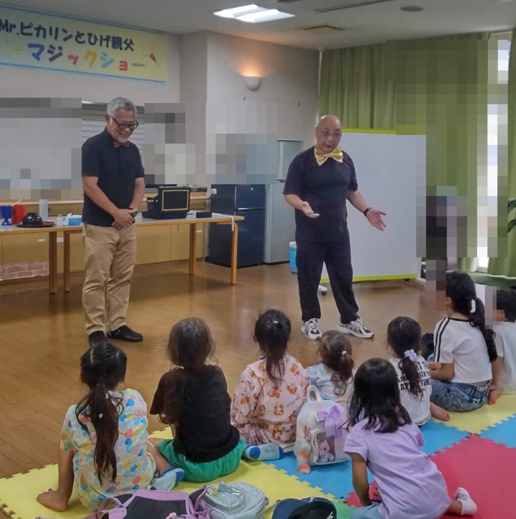 大阪都島区のボランティア・マジックショー。ピカリンは、マジックを楽しく見るためのコツを子どもたちに話しました。