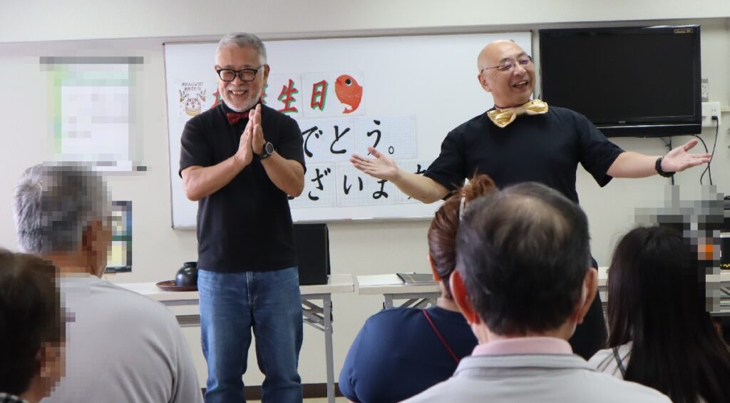 大阪都島区の自治会でのボランティア・マジックショー。マジックを楽しむためのコツを話しているところです。