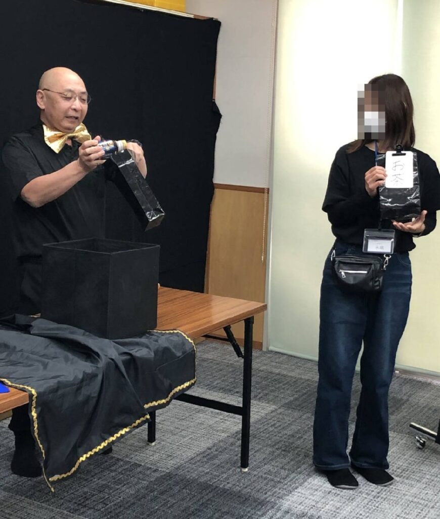 大阪大東市の障碍者施設でのボランティア・マジックショー。お茶とコーヒーを一瞬で入れ替えるマジックです。