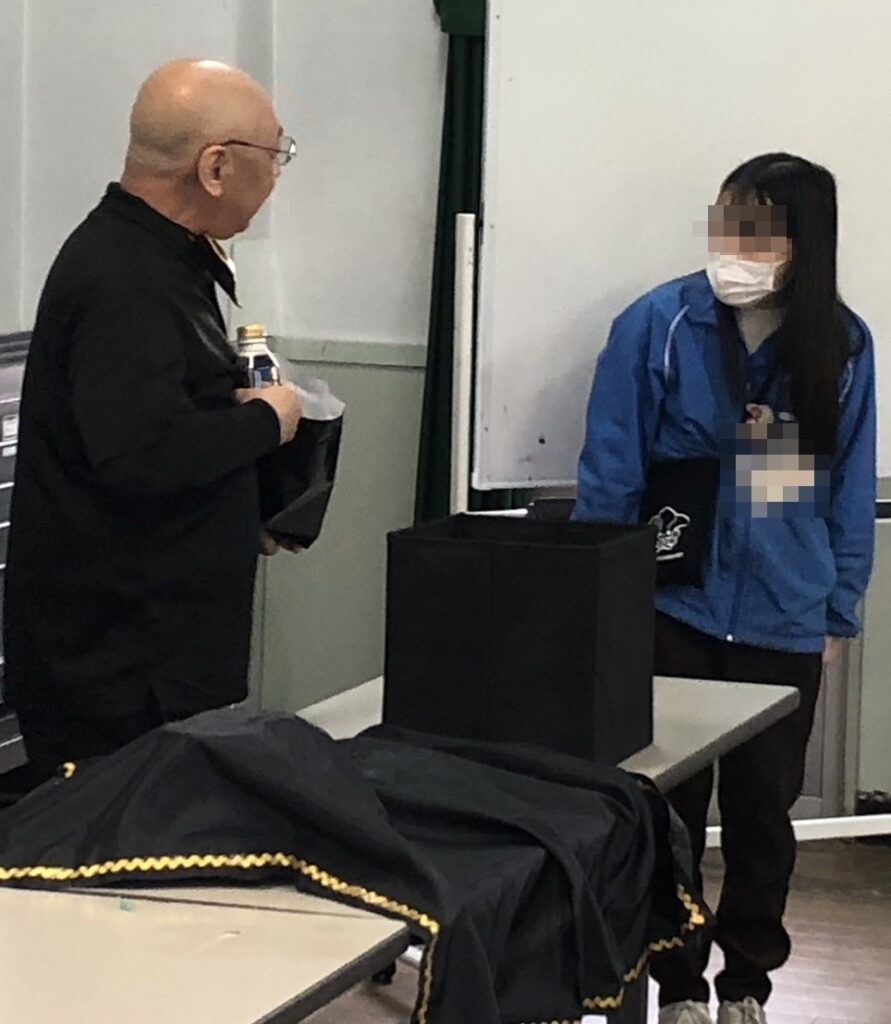 大阪城東区の食事会でのボランティア・マジックショー。お茶とコーヒーを一瞬で入れ替えるマジックです。