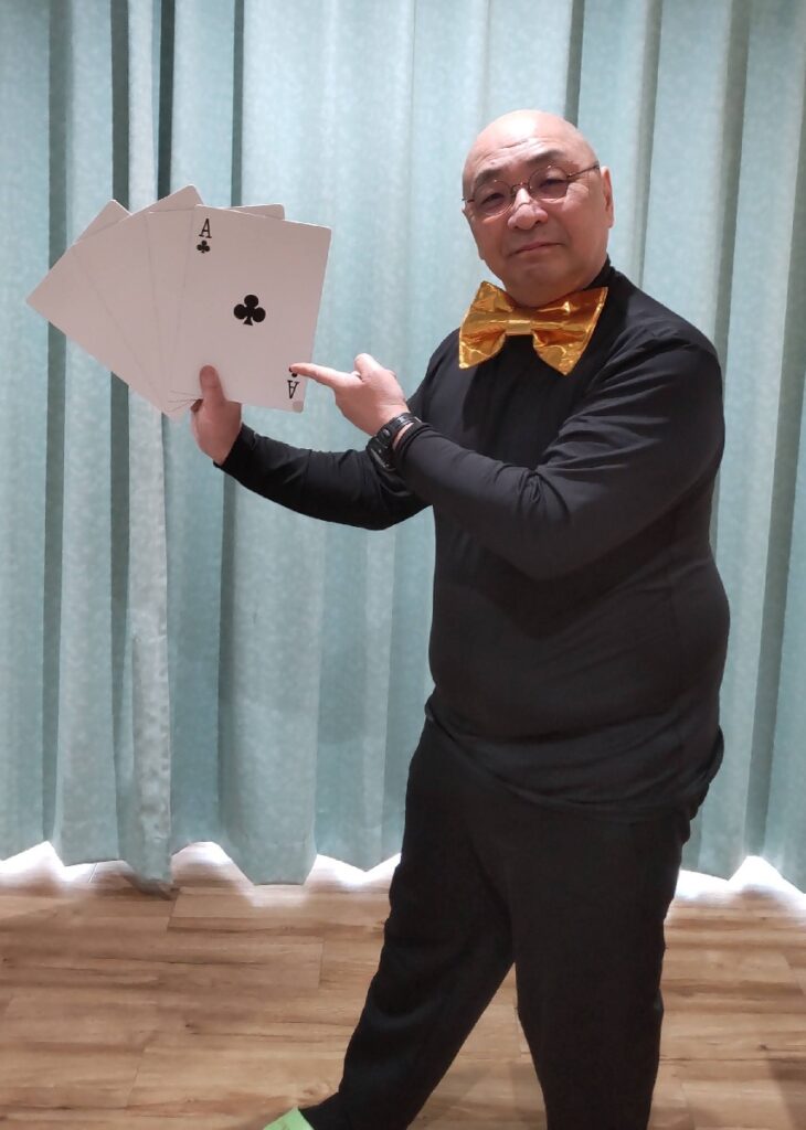 ３枚のハズレのカードと１枚の当たりのカードがあります。このあたりのカードがどこにあるのかを当てるゲームのようなマジックです。