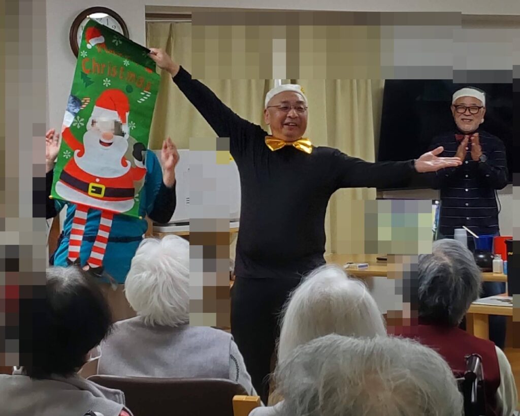 大阪市都島区の老人施設でのボランティア・マジックショー。サンタウォンドというマジックです。