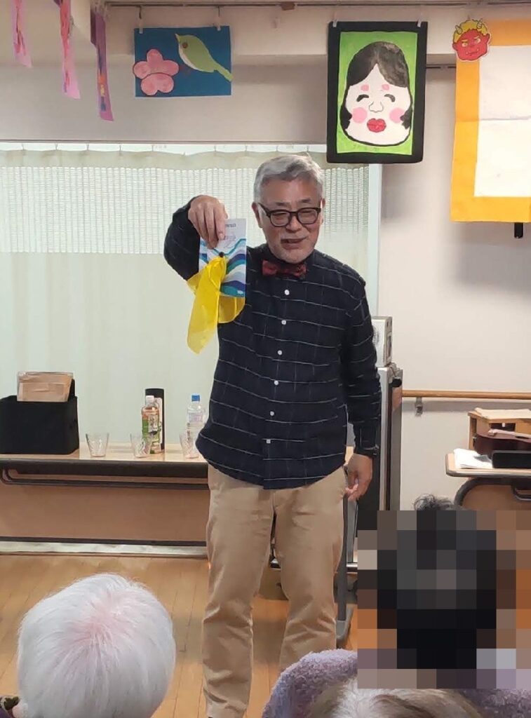 黒いレコードがシルクの色と同じに変わっていくマジックです。