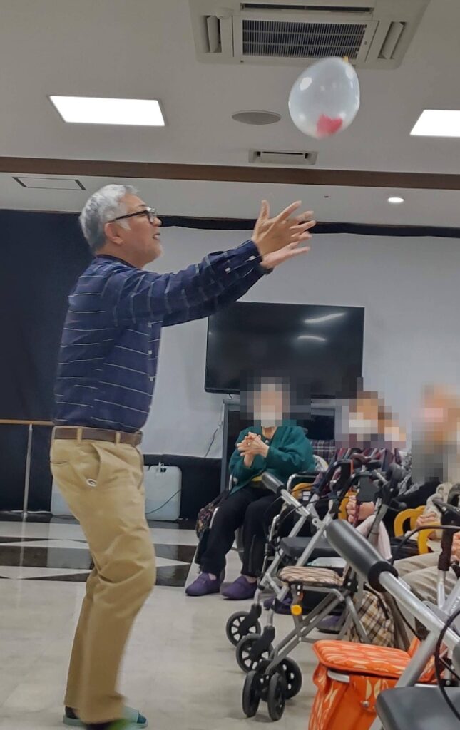 手の中のシルクが消えて、突然、バルーンの中から出現するマジックです。